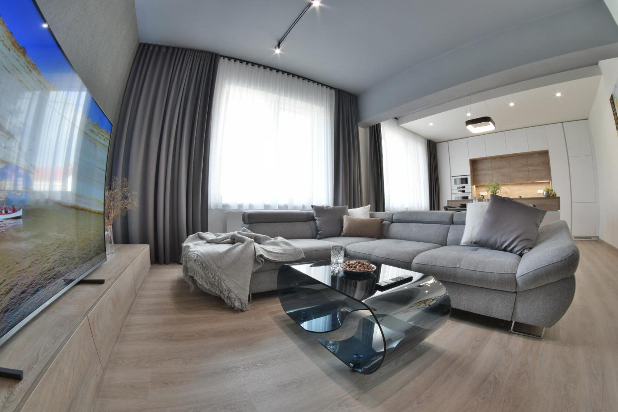Chalupku - Luxurious Apartment 70M2 In Direct Centrum With Parking Included, Air-Conditioned, Balcony, Quiet Sleep, Best In Town Banská Bystrica Exterior photo